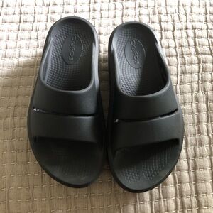 Oofos Oomega Ooaah Stacked Recovery Sandals Like New Womens 6